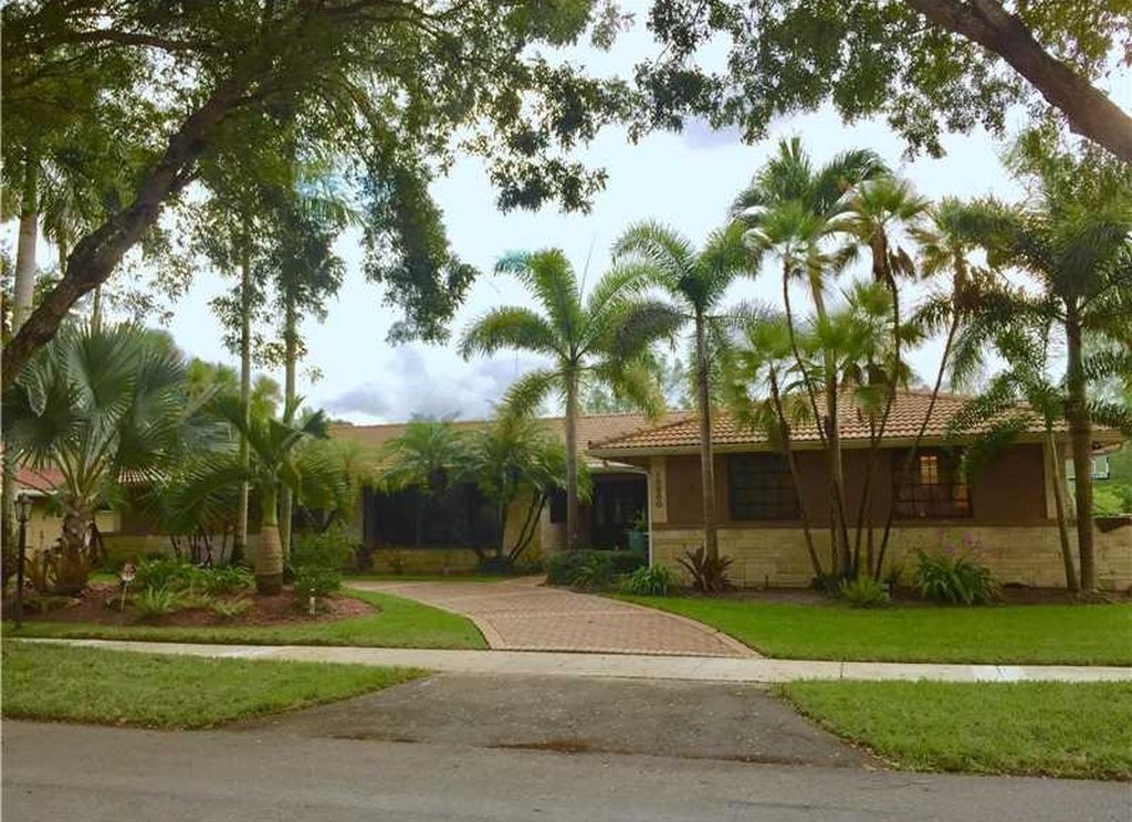 15860 W Prestwick Pl, Miami Lakes, FL 33014 -  $1,175,000 home for sale, house images, photos and pics gallery