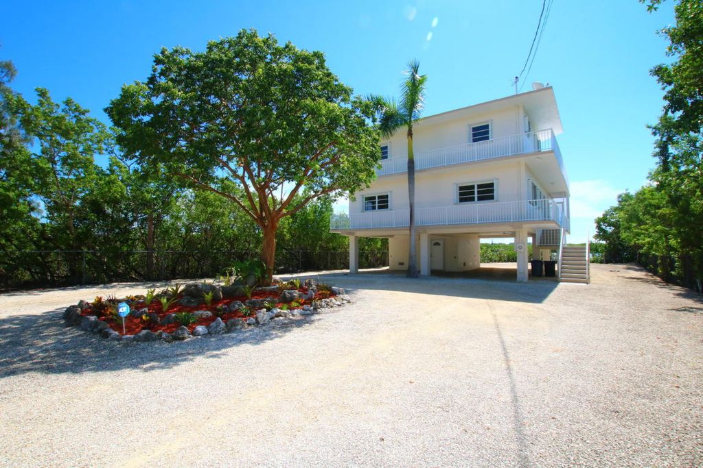 217 Harbor Dr, Key Largo, FL 33037 -  $1,150,000 home for sale, house images, photos and pics gallery