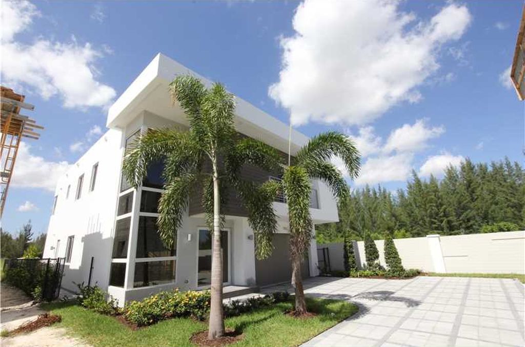 7551 NW 97th Ct, Doral, FL 33178 -  $1,180,000 home for sale, house images, photos and pics gallery