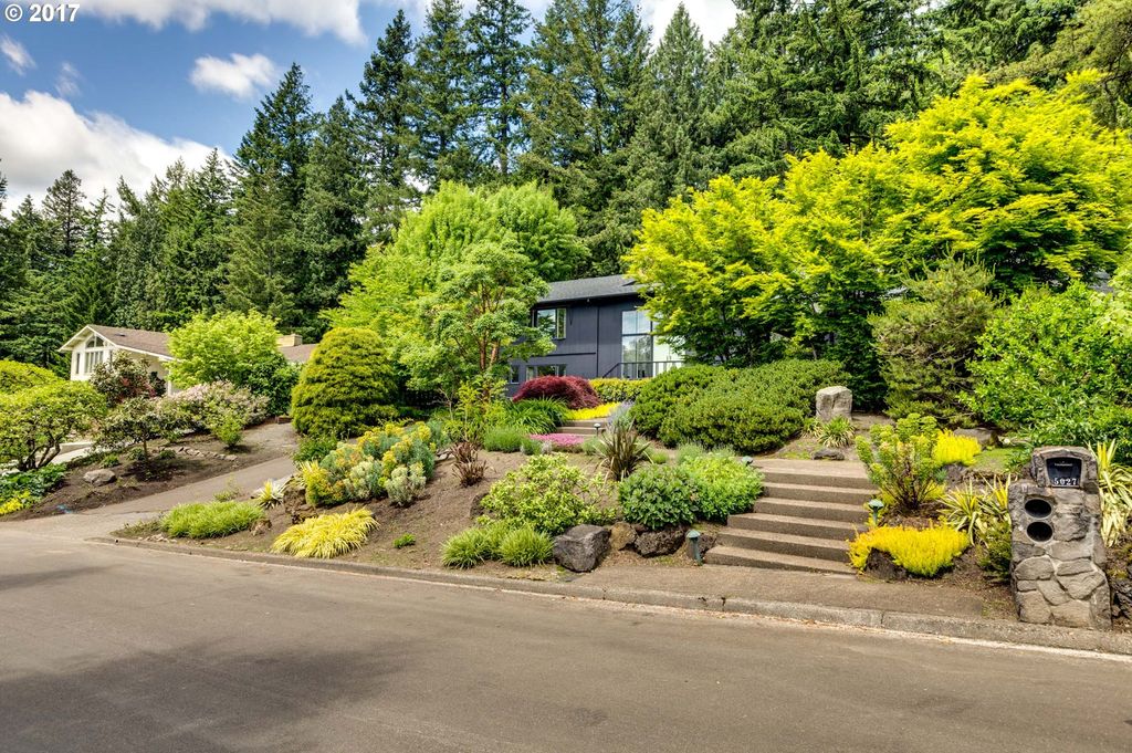 5027 SW Downs View Ct, Portland, OR 97221 -  $1,015,000 home for sale, house images, photos and pics gallery
