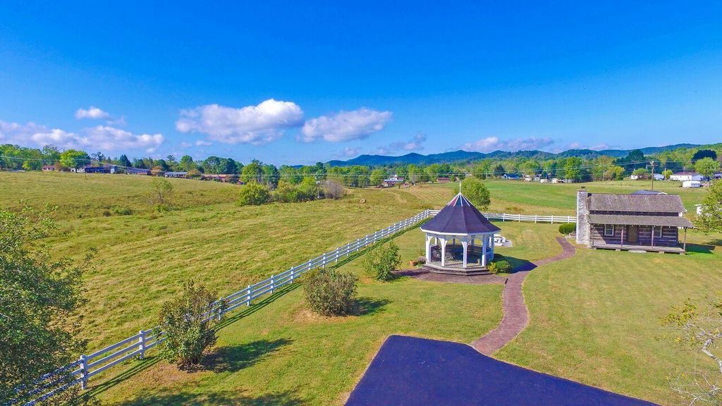 1031 Shawanee Rd, Harrogate, TN 37752 -  $849,900 home for sale, house images, photos and pics gallery