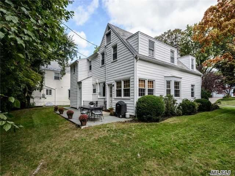 17 Lynn Rd, Port Washington, NY 11050 -  $889,000 home for sale, house images, photos and pics gallery