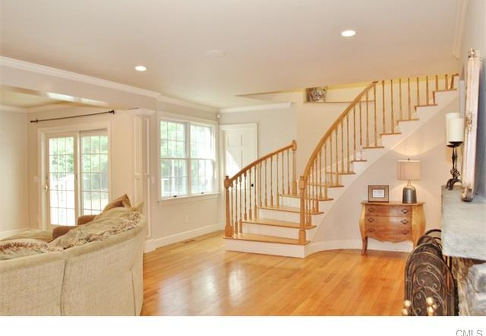 39 Lisa Ln, Stamford, CT 06903 -  $1,095,000 home for sale, house images, photos and pics gallery