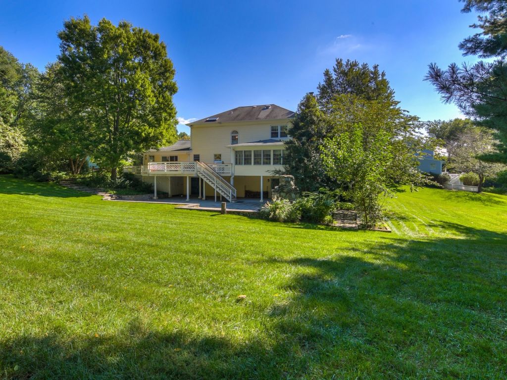9814 Oak Valley Ct, Vienna, VA 22181 -  $1,050,000 home for sale, house images, photos and pics gallery