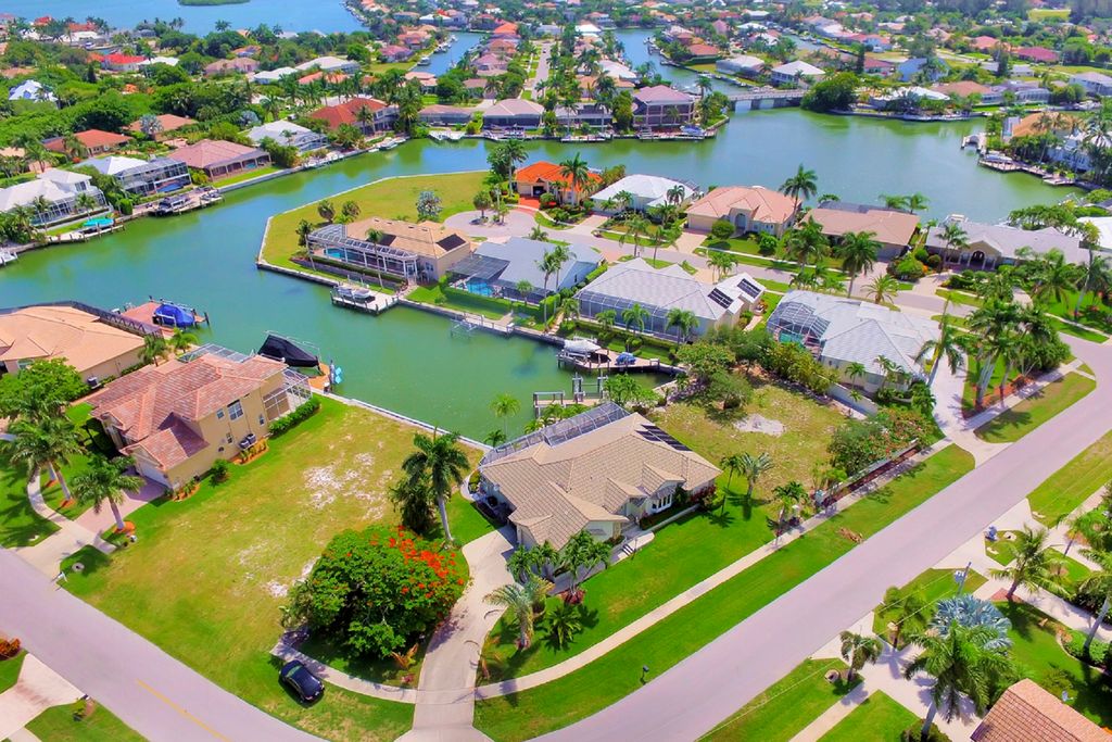370 Cottage Ct, Marco Island, FL 34145 -  $1,075,000 home for sale, house images, photos and pics gallery