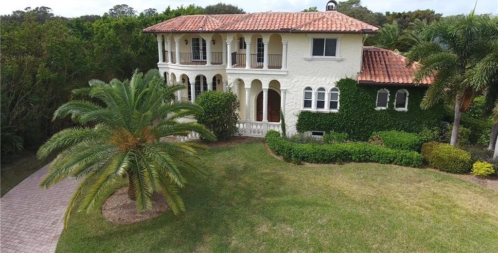 4 Marguerita Dr, Sewalls Point, FL 34996 -  $1,075,000 home for sale, house images, photos and pics gallery