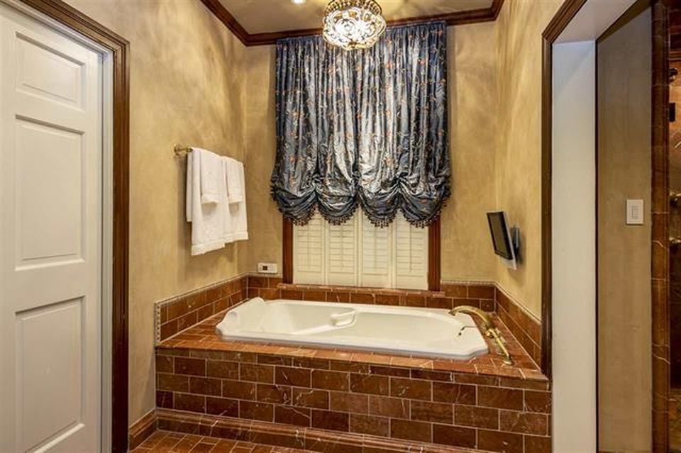 606 W Pinecrest Dr, Marshall, TX 75670 -  $1,100,000 home for sale, house images, photos and pics gallery
