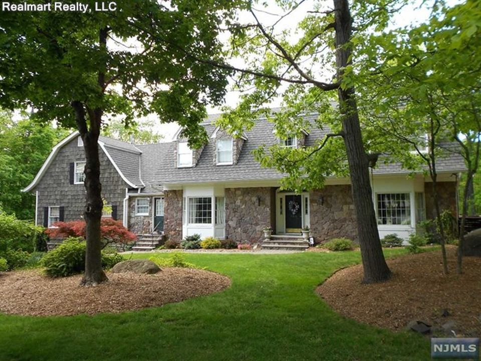 748 Galloping Hill Rd, Franklin Lakes, NJ 07417 -  $1,135,000 home for sale, house images, photos and pics gallery