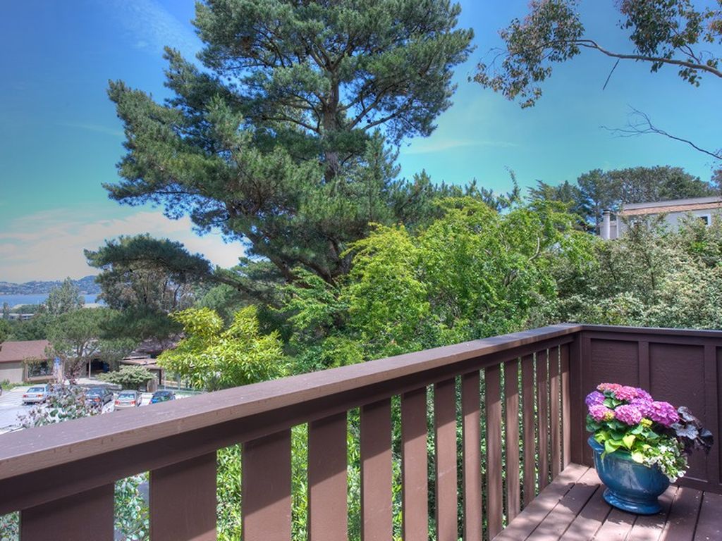 121 Lincoln Dr, Sausalito, CA 94965 -  $1,049,000 home for sale, house images, photos and pics gallery