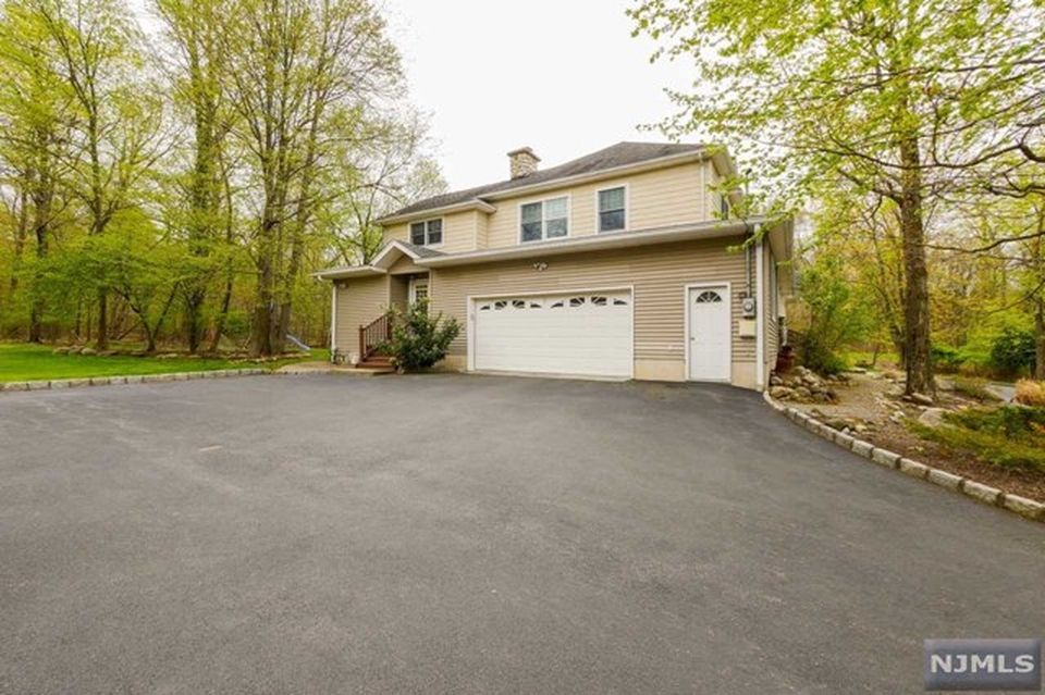 320 Fern Dell St, Upper Saddle River, NJ 07458 -  $1,099,000 home for sale, house images, photos and pics gallery