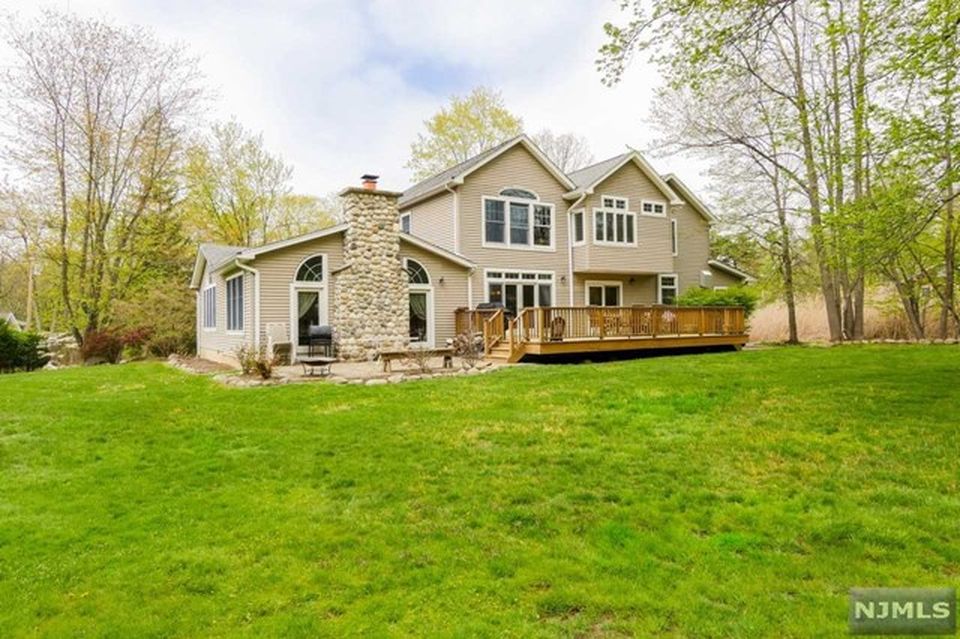 320 Fern Dell St, Upper Saddle River, NJ 07458 -  $1,099,000 home for sale, house images, photos and pics gallery