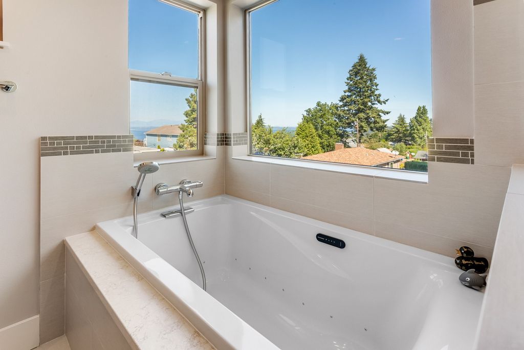 4136 SW Ida St, Seattle, WA 98136 -  $1,075,000 home for sale, house images, photos and pics gallery