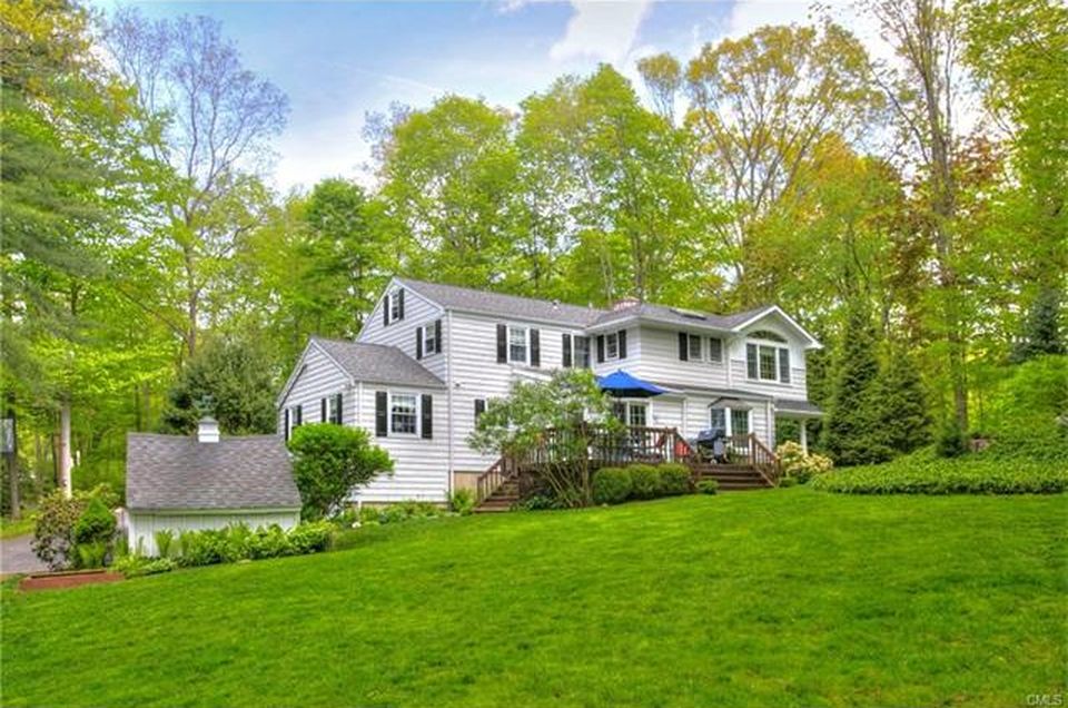 535 Hill Farm Rd, Fairfield, CT 06824 -  $1,044,000 home for sale, house images, photos and pics gallery