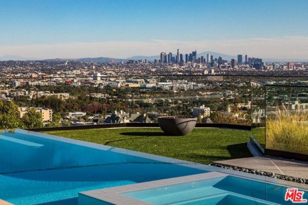 8366 Sunset View Dr Los Angeles, CA 90069